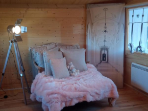 Chambre studio photo chalet SDB partagée à proximité